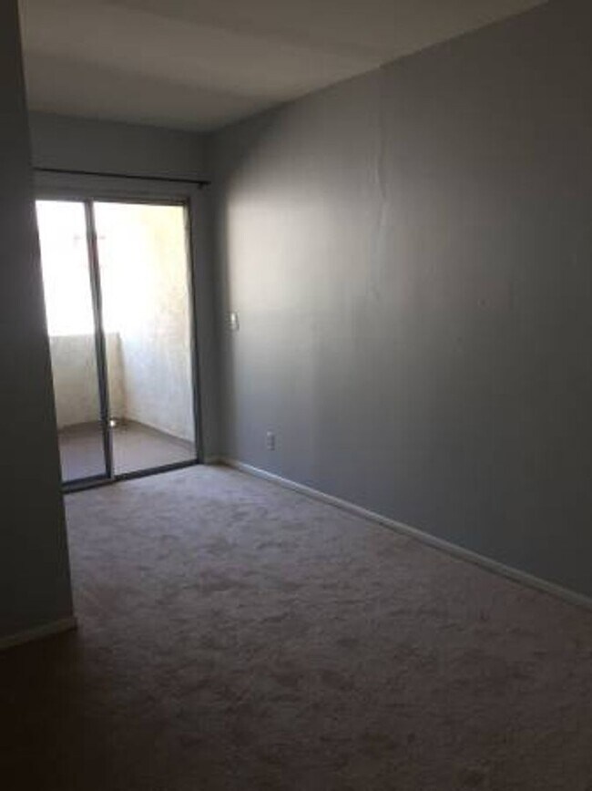 Building Photo - This is a great opportunity to rent a 2 bedroom at a competitive price in Tarzana.