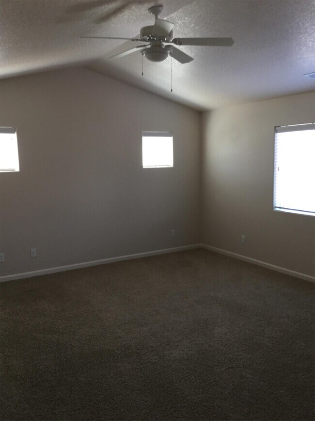 Building Photo - 3395 SE Meadowview Way