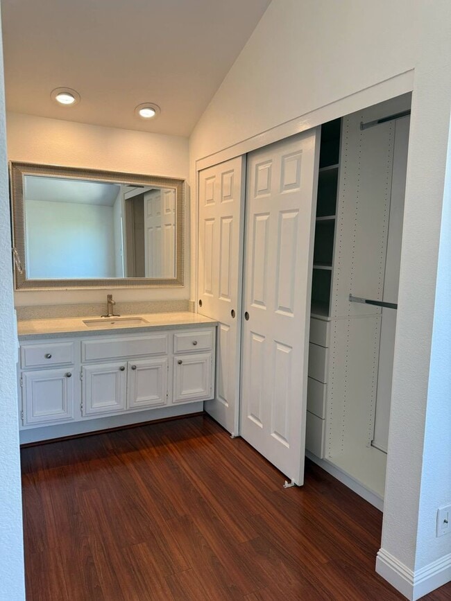 Building Photo - Stylish Redwood Shores Home with Vaulted Ceilings & Private Yard