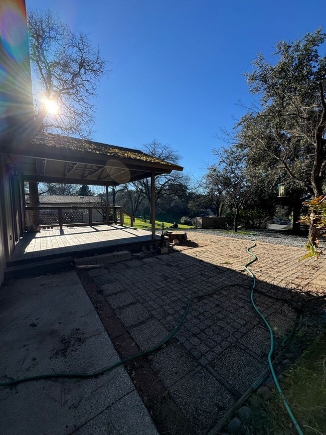 Building Photo - Lake of the pines GOLF COURSE charmer! New counters, new floor, new paint! Wonderful home!
