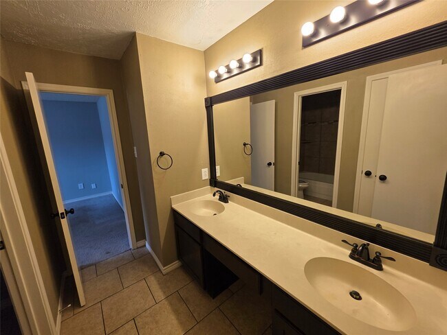 Building Photo - 8607 Knoll Forest Dr