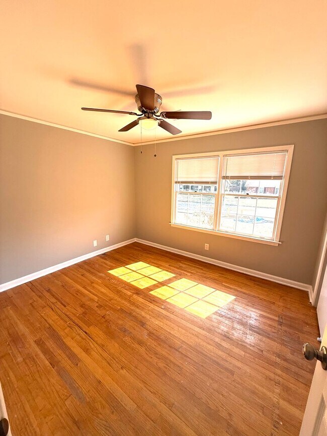 Building Photo - ** 3 bed 2 bath located in RidgeField ** Call 334-366-9198 to schedule a self showing