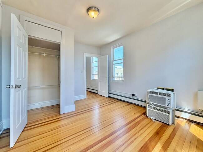 Building Photo - 409 Monmouth St