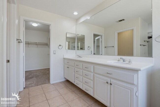 Building Photo - Bright & Spacious 4Bdm and 3Ba Home in Escondido!