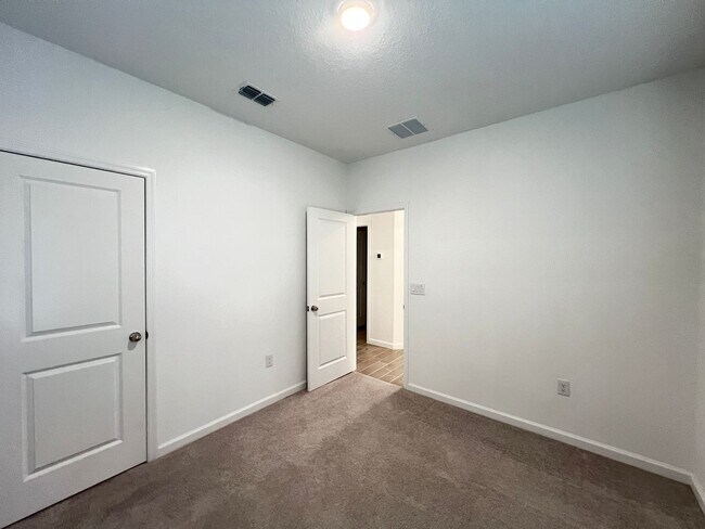 Building Photo - Awesome 3 BD/2BA Home in Beautiful Ocala!!!