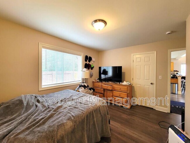 Building Photo - 306 Golden Valley Dr