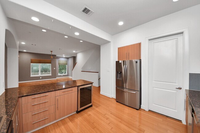 Building Photo - 1403 Delano St