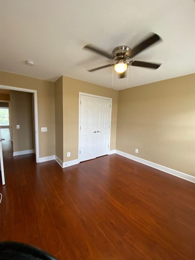 Building Photo - Bright and Spacious End Unit Townhouse in ...