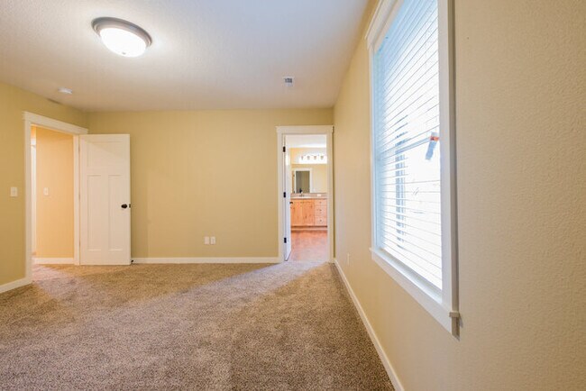 Building Photo - 4 Bedroom 2.5 Bath