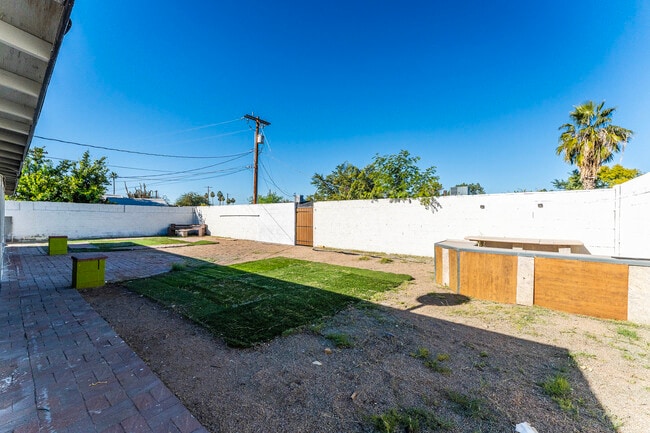 Building Photo - 2614 W Greenway Rd