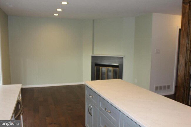 Building Photo - 252 Marble Ct