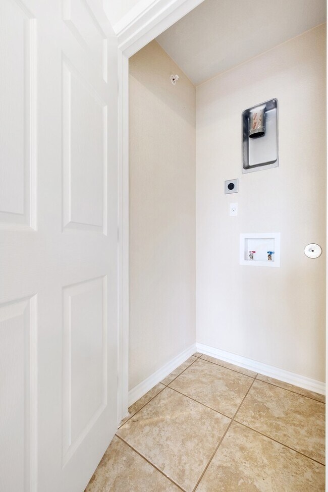 Building Photo - Stylish 3 Bed, 2 Bath Apartment in Georgetown