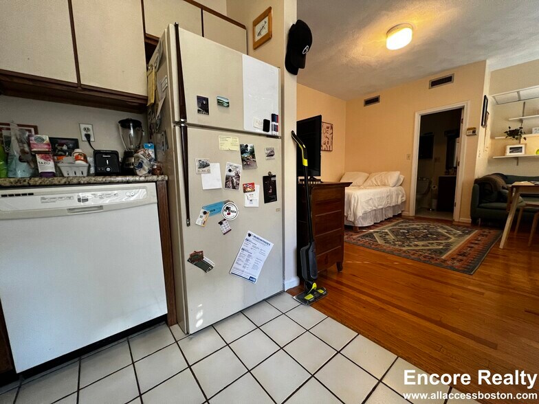 Building Photo - 32 Gordon St