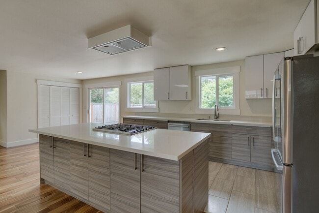 Building Photo - Amazing Updated Rambler in Kirkland with B...
