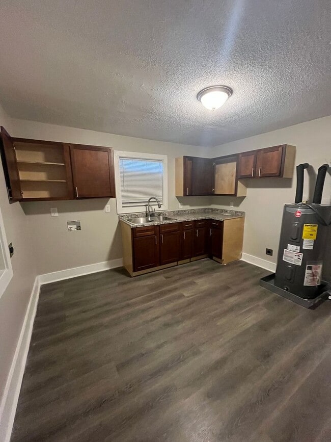 Building Photo - Fully Renovated House