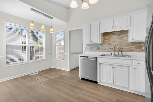 Building Photo - 705 E Hightree Ln