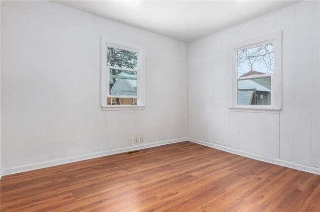 Building Photo - Nice Two Bedroom Home Located Near Lynhurs...