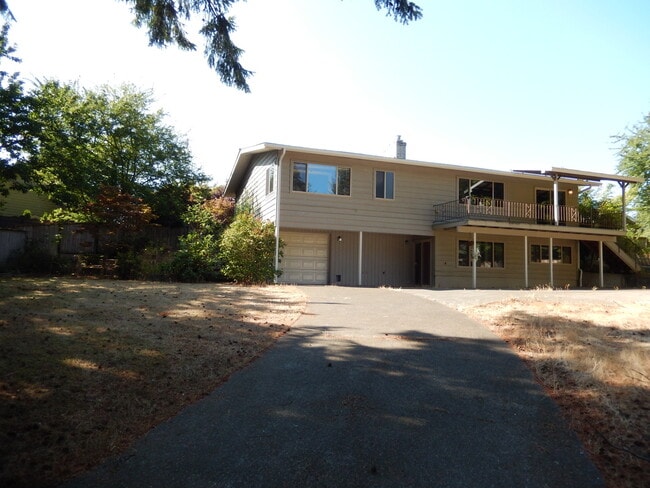 Building Photo - Spacious Daylight Rambler in Desirable Fir...