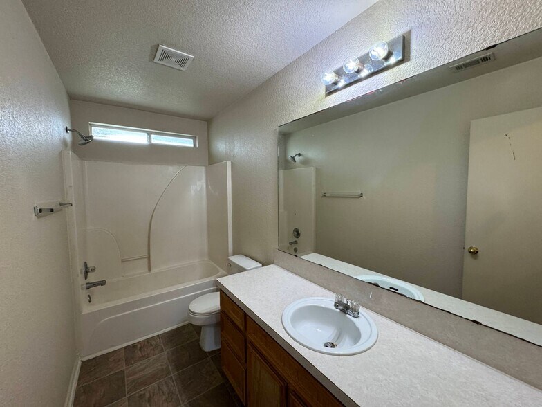 Building Photo - 1602 Aztec Trce