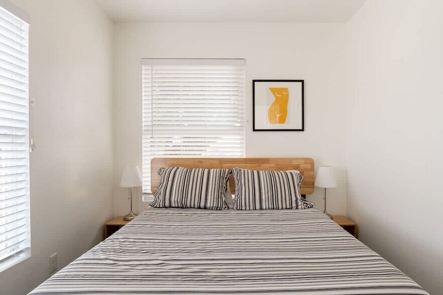 Building Photo - 2334 SE 8th Ave