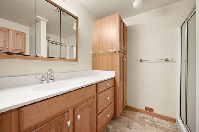 Building Photo - Mountain Life & Views- 4 bed 2 bath