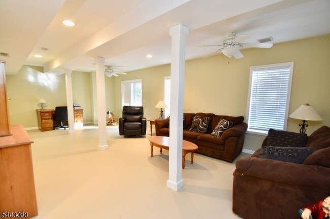 Building Photo - 15 Heritage Ct