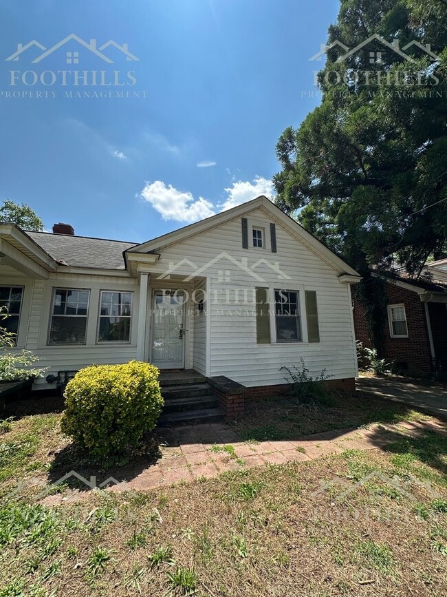 Building Photo - 1 Bedroom + Bonus Room Duplex with Storage...
