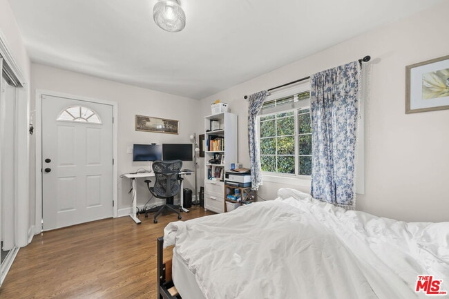 Building Photo - 962 S Plymouth Blvd