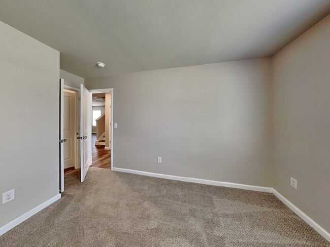 Building Photo - One Month FREE Move-in Special!