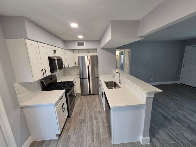 Building Photo - 2504 Manor Cir