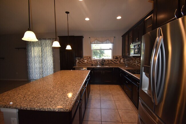 Building Photo - 4 Bed/3.5 Bath, Pool and Waterfront home, ...