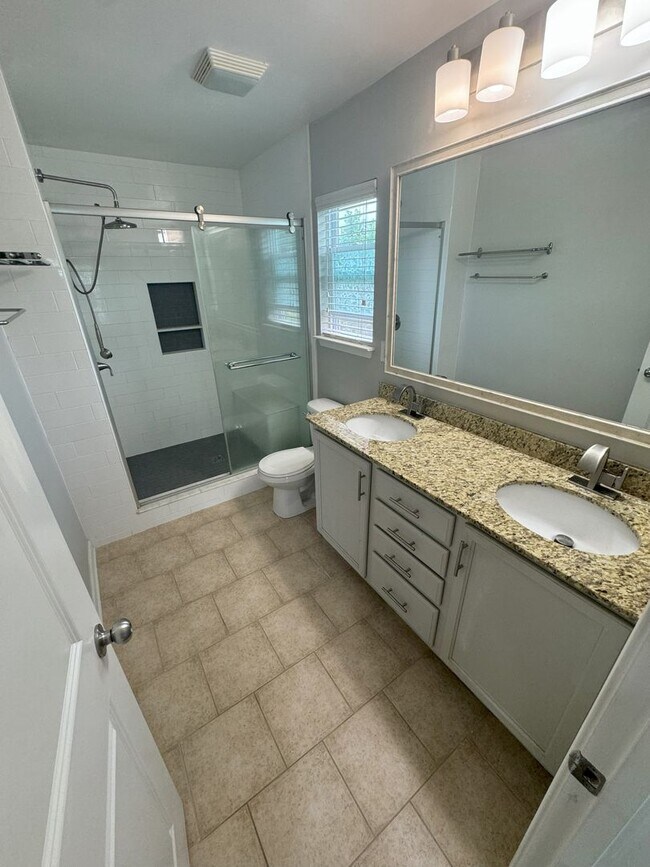 Building Photo - Beautiful Newly Renovated Home in a Quiet ...