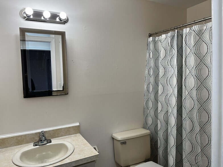 Common Bathroom - 146 Carson Ct