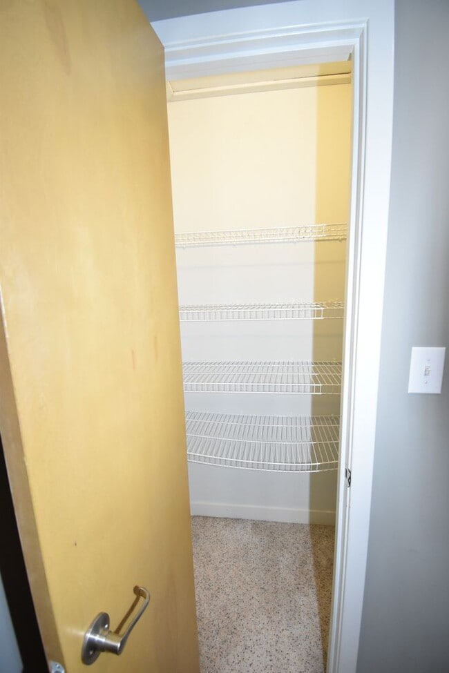 Building Photo - Large 2 Bedroom Condo For Rent Near Historic Downtown Clarksville!