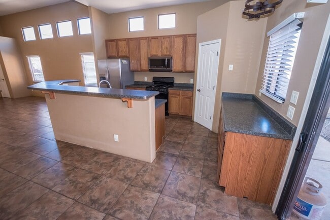 Building Photo - 3 Bedroom, 2 Bath Sante Fe, 2 Car Garage, ...