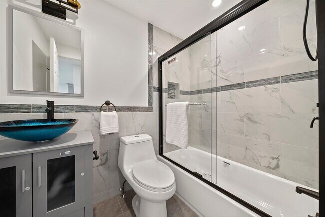 Building Photo - 336 Adams St