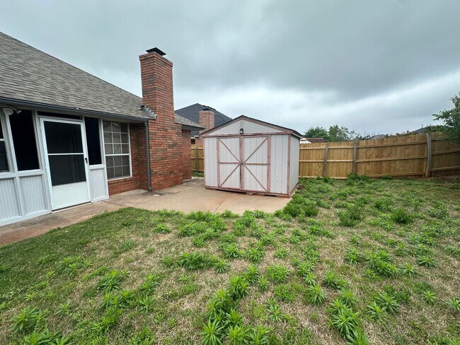 Building Photo - 4 Bed, 2.5 Bath Brick home with 2 car garage