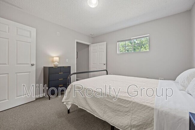 Building Photo - 74 Fantasy Ln