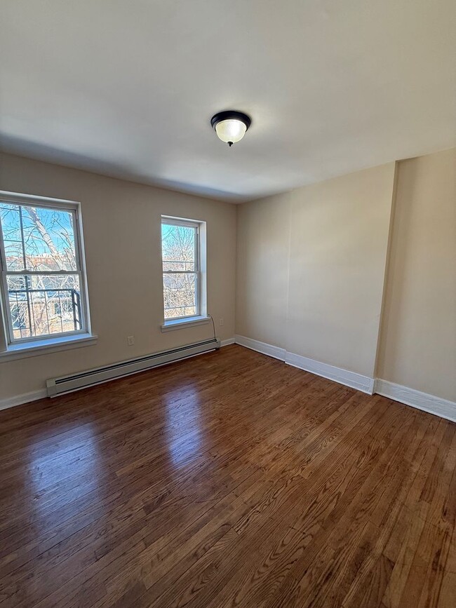 Building Photo - 126 S William St