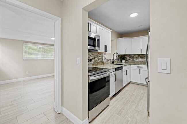 Building Photo - Updated 2 bedroom 1 bath with a Bonus Room