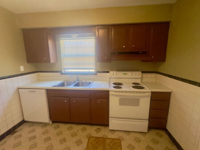 Building Photo - SECTION 8 IS GLADLY ACCEPTED 3 Bed 1.5 Bath With 2 Car Detached Garage