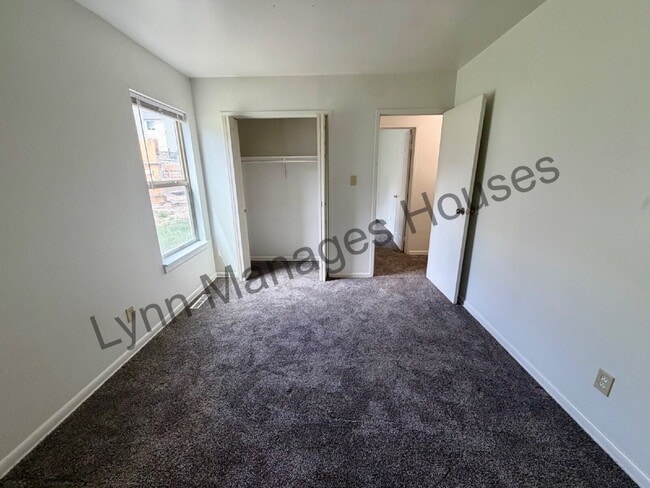 Building Photo - Main Level Three Bedroom Now Ready!
