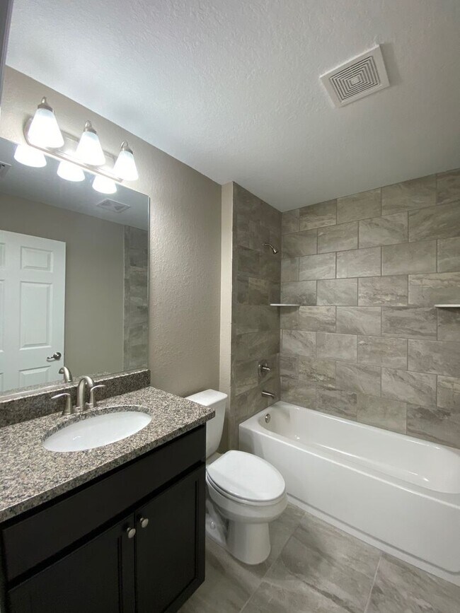 Building Photo - Desirable SW Ocala Neighborhood 4/2/2 *WON'T LAST*