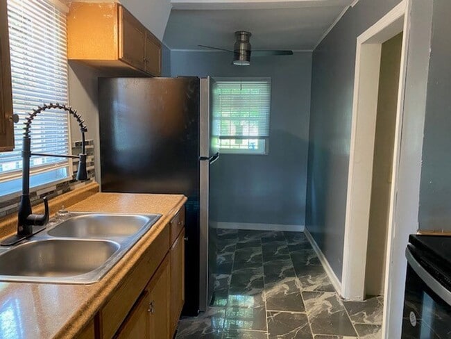 Building Photo - Two bedroom, one bath home located in Dayton*