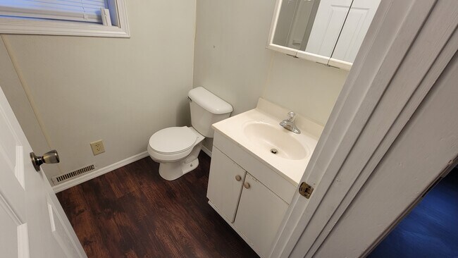 Building Photo - 3 bed, 2 bath HOUSE for RENT