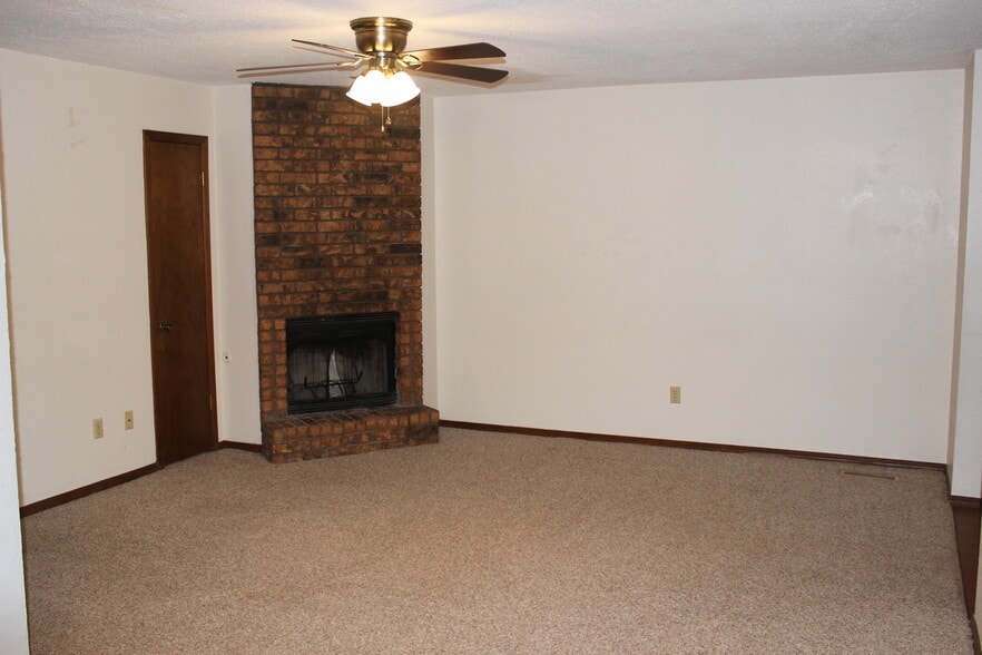 Living Room - 908 Acacia Cir