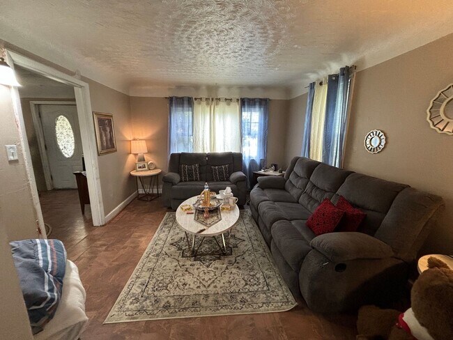Primary Photo - Cozy Home for Lease!