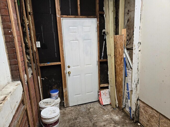 Building Photo - 300 William St