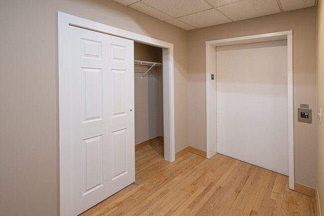 Building Photo - 140 Main St