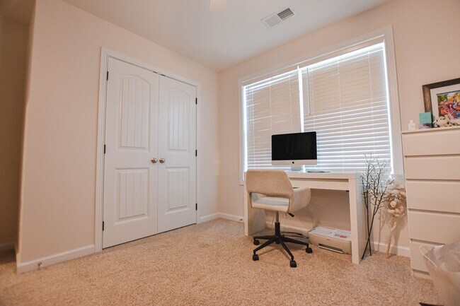 Building Photo - Pet Friendly Three Bedroom!